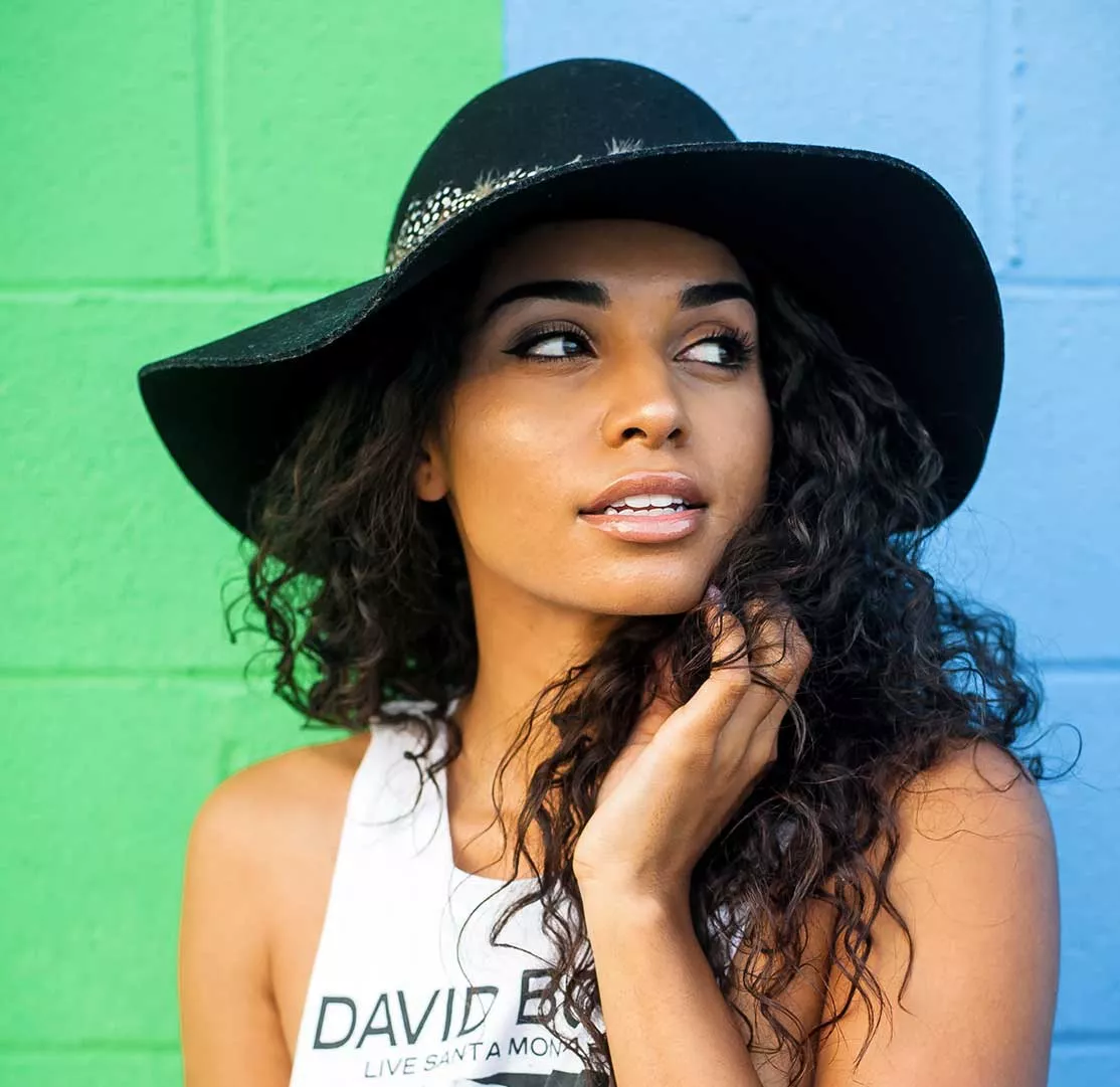 Imagem de uma mulher com chapéu